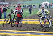Reto Indergand (links) rollte das Feld von hinten auf. (Bild: PD (Dagmersellen, 26. Dezember 2017))