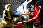Raphaela Gisler im Grenzgebiet von Serbien am «Rastplatz». Die Urnerin serviert Flüchtlingen eine Gratis-Mahlzeit. (Bild: PD)
