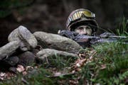 Ein Grenadier-Rekrut blickt über den Rand einer Senkung, Aufgenommen bei einer Häuserkampf-Übung der Grenadier-Rekrutenschule der Schweizer Armee in Isone TI. (Bild: Keystone)