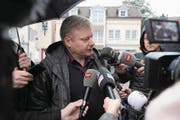 Ignaz Walker beantwortet nach der Urteilsverkündung Fragen der Medien. (Bild: Urs Hanhart (Altdorf, 22. Januar 2018))