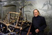 «Nature Morte»: Im Panoramazimmer verwendet Paul Lussi Wandmalerei und Schwemmholz aus Giswiler Bächen. (Bild Romano Cuonz)