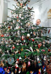Fredi Dünnen- berger schmückt seinen Christbaum ganz nach dem Motto: Mehr ist mehr. (Bild Stefan Kaiser)