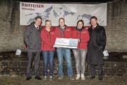 Gisela Jenni, Paul Odermatt und Fabienne Huber vom Vereinsvorstand der Freunde der Kleinseilbahnen freuen sich über die Spende. Links Christoph Baumgartner, rechts Bruno Poli. (Bild: PD)
