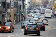 Viele Autos auf der Neugasse in Zug: Nirgends in der Schweiz ist die Dichte an Autos pro 1000 Einwohner so gross wie in Zug (Archivbild). (Bild: Stefan Kaiser)
