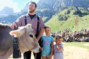 Der glückliche Festsieger mit seinen Töchtern Aline und Larissa (von links). (Bilder Paul Gwerder)
