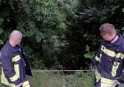 Die Feuerwehrleute mussten im steilen Hang gesichert werden. (Bild: Geri Holdener)