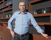 Andreas Ruch vor dem Eingang seines Unternehmens in Altdorf. (Bild: Markus Zwyssig (23. Januar 2018))