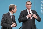 Nationalbankpräsident Thomas Jordan (rechts) und sein Vize Fritz Zurbrügg. (Bild: Peter Schneider/Keystone (Bern, 15. Dezember 2016))