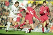 4. November 2000: Liverpools Sami Hyypiä (Mitte) und Markus Babbel (rechts) verlieren auswärts gegen Leeds United (Mark Viduka, links) mit 3:4. (Bild: Getty / Mark Thompson)