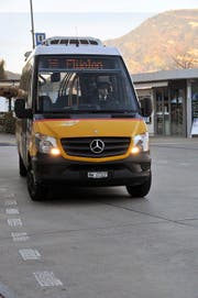 Das Postauto nach Flüelen macht sich in Beckenried auf den Weg. (Bild Matthias Piazza)
