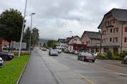 Die Flüelerstrasse ist sanierungsbedürftig und viel befahren. (Bild Daniel Regli)