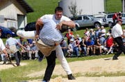 Bruno Nötzli (oben) und Remo Betschart am Zugerberg Schwinget vom 24. Juli 2016. (Bild: Werner Schelbert / Neue ZZ)