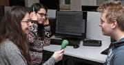 Schüler der Fachmittelschule machen Interviews für ihre eigenen Radiobeiträge. (Bild: PD)
