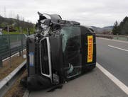 Das Fahrzeug verlor beim Aufprall das rechte Vorderrad. (Bild: Kapo Schwyz)