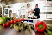Der kulinarische Direktor Mike Wehrle (links) mit einem Mitarbeiter in der Küche des Palace Hotel auf dem Bürgenstock. (Bild: Corinne Glanzmann (Bürgenstock, 29. Mai 2017))
