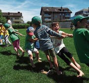 Bewegung ist das A und O am Kindersportfest: Hier ziehen die Kinder am Seil gegen ihre Eltern. (Bild: Flavia Niederberger (Ennetbürgen, 8. Juni 2017))