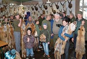 Links: Das Interesse an der Trophäenschau ist bei allen Altersgruppen gross; rechts: Beim Pelzfellmarkt wird immer wieder um gute Preise gekämpft. (Bilder: Archiv Urner Zeitung)