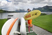 Bademeister Leander Walker bereitet die Hergiswiler Badi für den Saisonstart vor. (Bild Corinne Glanzmann)