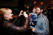 Claudio Pelli macht ein Foto von Sohn Jérôme und EVZ-Stürmer Josh Holden. (Bild: Stefan Kaiser / Neue ZZ)