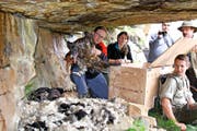 Vor einem Jahr im Calfeisental SG: Mitarbeiter des Tierparks Goldau und der Stiftung Pro Bartgeier setzen einen Bartgeier aus. (Bild Erhard Gick)