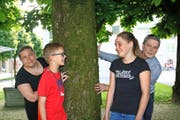 Nicolas Mathis und Martina Kiser spielen Hänsel und Gretel, flankiert von «Mutter» Andrea Rey und «Vater» Beat Barmettler. (Bild Marion Wannemacher)