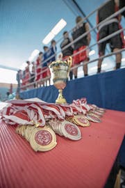 Die Medaillensätze und der Pokal stehen bereit. (Bild: Pius Amrein (Luzern, 4. März 2018))
