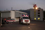 Die Rega startet auf dem Parkplatz. (Bild: Geri Holdener, Bote der Urschweiz)
