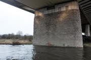 Ein Schweizer Hotelschiff hat am Dienstagabend auf dem Rhein bei Duisburg diesen Pfeiler einer Autobahnbrücke gerammt. In der Mitte des Brückenpfeiler sind die Spuren des Aufpralls zu sehen. (Bild: Sascha Steinbach/EPA)