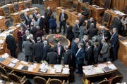 Ständeräte verabschieden sich während der Schlussabstimmungen der Wintersession am 12. Dezember 2014 in Bern. (Bild: Keystone)