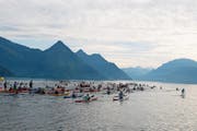 Der Massenstart der rund 140 Paddler zum Marathon oder Halbmarathon auf dem See vor Buochs. (Bild: Carina Odermatt / NZ (Buochs, 30. September 2017))