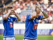 Kann es nicht fassen: Markus Neumayr (rechts), der in der 65. Minute mit seinem Penalty an Sassuolo-Goalie Consigli gescheitert ist. Links Cedric Itten. (Bild: Freshfocus/Martin Meienberger)