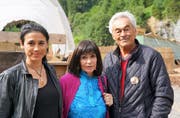 Die aktuelle Nscho-tschi Alejandra Cardona, die frühere Marie Versini und Regisseur Giso Weissbach. (Bild: Romano Cuonz (Engelberg, 15. Juli 2017))