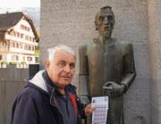 Chris Dove präsentiert die neue Bruder-Klausen-Sonderbriefmarke. (Bild: Romano Cuonz (Sachseln, 28. Februar 2017))