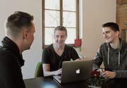 David Baumann (von links), Fabio Affentranger und Adrian Imholz steigen in den Abstimmungskampf ein. (Bild: Markus Zwyssig (Altdorf, 11. März 2017))