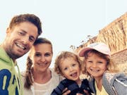 Olivier Duss erforscht mit seiner Familie den Strand, nahe von ihrem Daheim in San Diego. (Bild: PD)