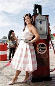 Der Glamour der Fifties erstrahlt im Wiggertal: Rund 2000 Oldtimer gilt es am «Route 66» zu besichtigen. Links im Bild: Carla Serschen, die Siegerin des Pin-up-Contests. (Bilder Corinne Glanzmann)