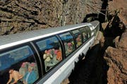 Die Bahnreisenden würden mit der Bergstrecke eine besondere Sehenswürdigkeit verlieren. (Bild: Keystone/Sigi Tischler)