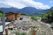 Beim mächtigen Lauidamm Zimmerplatz (Gebiet hinter Holzgebäude) ist die Zentrale des Kraftwerks geplant. Im Hintergrund das Güpfi. (Bild Christoph Riebli)