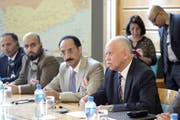 Jemens Aussenminister Riad Yassin und Jemens Minister für Menschenrechte Ezzedine al-Asbahi (v.r.) sind gestern zu Konsultationen in Genf eingetroffen. (Bild: Keystone/Martial Trezzini)