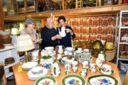 Präsident Bruno Bachmann und die Vorstandsmitglieder Marie Theres Herzog (links) und Therese Enz in ihrem Reich. Bild: Romano Cuonz