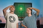 Sie haben die Lichtshow konzipiert: Luca Struchen (links) und Dominik Ruckli. (Bild: Corinne Glanzmann (Luzern, 22. Juni 2017))