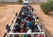 Flüchtlinge werden auf Lastern ins Camp im libyschen Gharyan gebracht. (Bild: Hani Amara/Reuters (12. Oktober 2017))