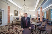 Bruno H. Schöpfer steht in einem der grossen Säle des Hotels Palace im Bürgenstock-Resort. Die Anlage soll noch um eine Hotelfachschule erweitert werden. (Bild: Pius Amrein (Bürgenstock, 3. März 2017))