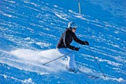 Eine Skifahrerin geniesst ihre Schwünge am Titlis. (Bild Roger Grütter)