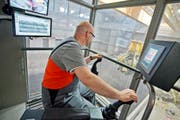 Ein Kranführer bei der Arbeit in der neuen Verbrennungsanlage in Perlen. (Bild Pius Amrein)