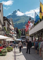 Die Fussgängerzone in der Dorfstrasse ist gepflästert. Nun soll der Abschnitt bis zum Kloster ebenfalls gepflästert werden. (Bild: PD)