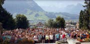 Die Schülerschaft feiert die Auszeichnung. (Bild: KKS)