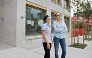 Martina Durrer (links) und Sarah Russi vor ihrer neuen Hausarztpraxis in Stans. (Bild Corinne Glanzmann)
