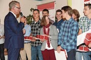 Verbandspräsident John de Haan interviewt erfolgreiche Lehrabsolventen. (Bild: Robert Hess (Alpnach, 11. September 2017))