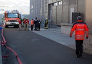 Besorgte Blicke der Mitarbeiter zum Fabrikdach. (Bild: Geri Holdener, Bote der Urschweiz)